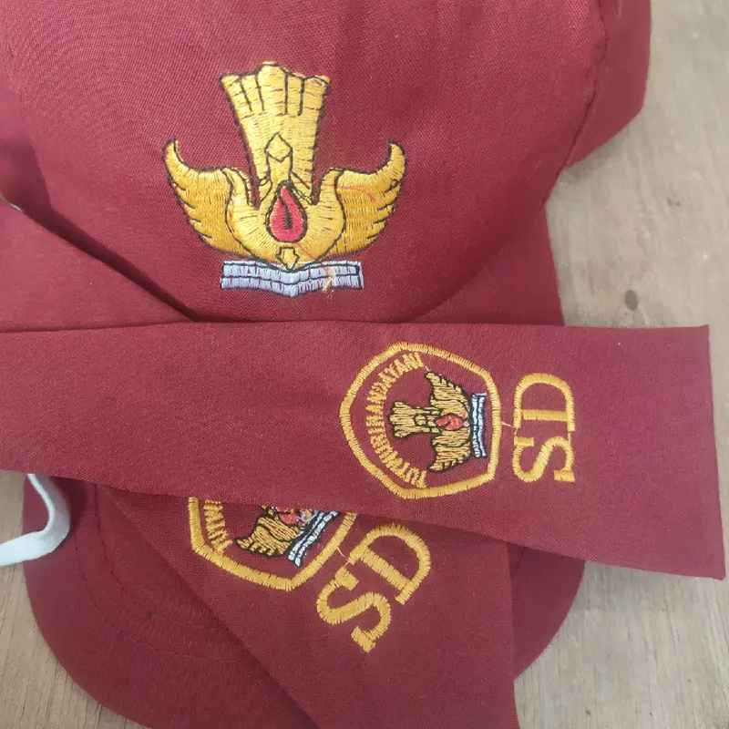 Topi dan dasi logo bordir tutwuri handayani  Karet 3