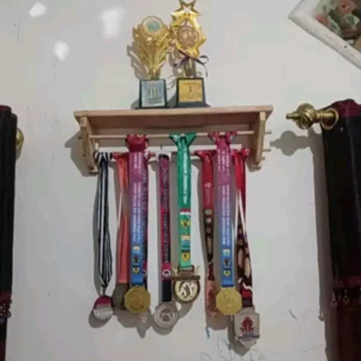 Rak Gantungan Medali Trophy Piala Dipasang di Dinding