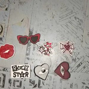 Novelty 1PCS Kartun Keren Y2K Gaya Gelap Sandal pin Bakiak Aksesoris Sepatu DIY kacamata hitam Pola individu Sepatu Tempelan PVC Menghias Unisex Hadiah Anak-anak