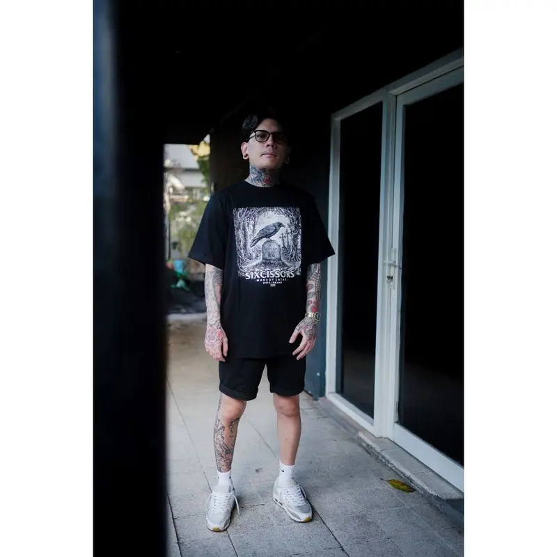 【Kaos Distro Pria】 Kaos Satanic 666 CROW T Shirt Musik Metal Unisex Pria Wanita Tshirt Vintage Uniseks DewasaPakaian Berkualitas kaos Dasar Pria Kaos Santai Kaos Hipster Kaos yang dicetak t-shirt Pria&Wanita 2