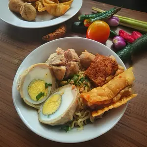 BASO MALANG CJ INSTAN | ENAK GURIH NIKMAT. Menawarkan solusi praktis bagi pecinta kuliner yang ingin menikmati cita rasa autentik bakso Malang tanpa harus keluar rumah. Dengan isian lengkap seperti pentol, siomay, tahu, keringan serta bumbu. Siap Saji !