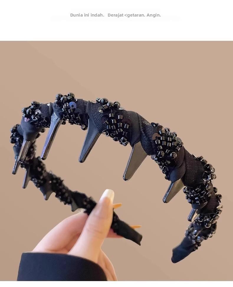 Headbands Bando Rambut Hitam Stylish dengan Manik & Paku | Aksesoris Rambut Wanita Terlaris Bando rambut hitam stylish yang menjadi terlaris! Dihiasi manik berkilau dan paku aksen, cocok untuk dipakai sehari-hari atau acara spesial.