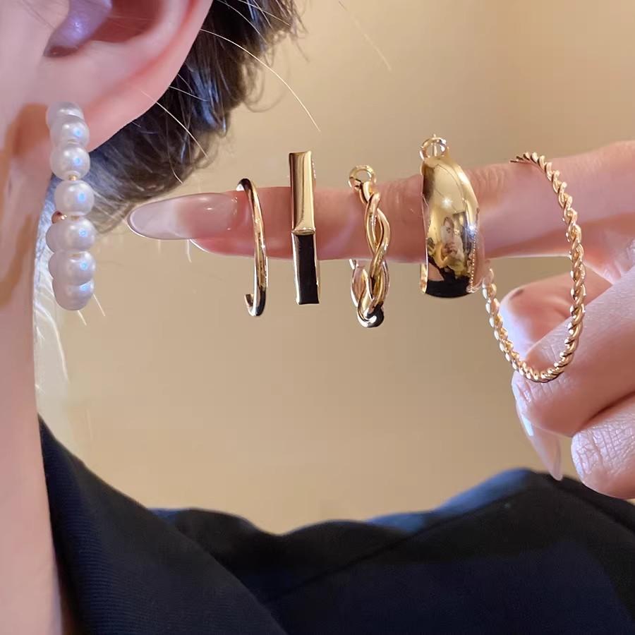 Set Anting Geometris Logam Tren Terbaru Anting Lingkar Logam Fashion Unik dengan Mutiara Tidak Beraturan Anting Klip Mutiara Vintage Desain Minimalis: Ringan, Tahan Lama, Warna Tahan Lama & Tidak Berkarat Aksesori Pakaian Hadiah Perayaan