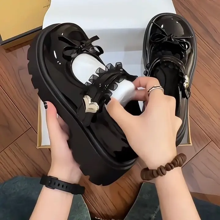 BÀN TAY PHỤ NỮ KHỔ THỂ HIỆN CUỘC SỐNG GIAN KHỔ