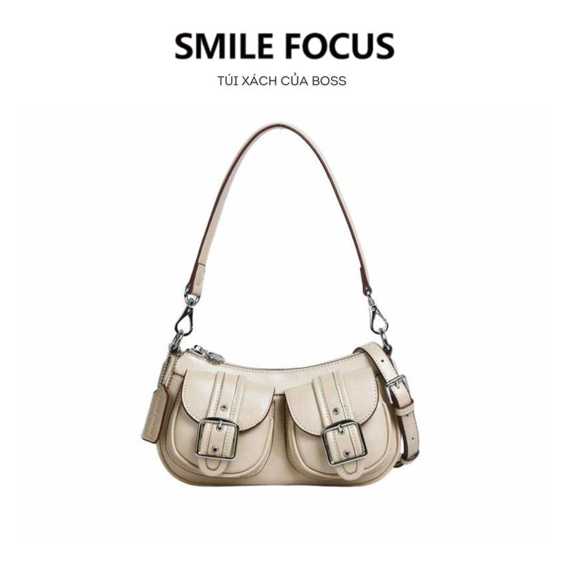 Túi xách nữ da Bê SMILE FOCUS thiết kế túi baguette, hai túi hộp phía trước năng động trẻ trung, cá tính. Khoá kéo kim loại sang trọng, Phong cách Châu Âu dễ phối với quần jeans, áo crop top hoặc váy ngắn. Phù hợp đi làm, đi chơi. Full hộp hãng - SF3243