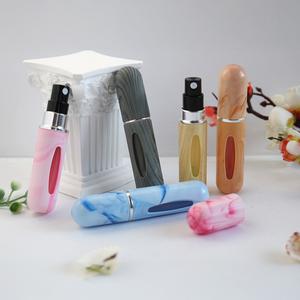 Frasco de perfume recargable de 5 ml con cuerpo texturizado, dispensador de fragancia reutilizable de plástico, paquete con un solo artículo, líquido no inflamable seguro