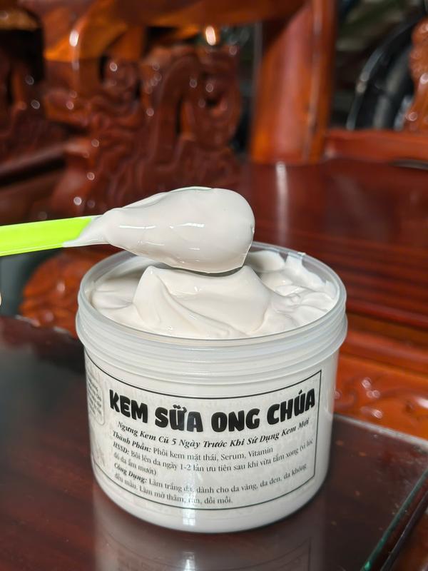 LỎNG- THẤM 1KG KEM SỮA ONG CHÚA dưỡng da body nữ.