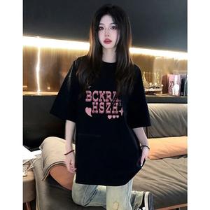 ピンクの英字リボン柄プリント婦人用半袖Tシャツ、丸首、ゆったり、純綿カジュアルトップス、丸首、ショルダーベルト、ゆったりシルエット、通気性、肩落ちデザインプリントTシャツ夏のゆったりタイプ