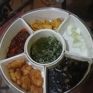 Muzy Toples Bulat Makanan Putar 360 Derajat Kedap Udara dilengkapi Gagang Handle Nyaman HSB856