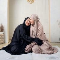 Gambar HIJABERLIN - Asma Prayer Dress Black - Mukena Terusan Haji Umroh Berlengan Premium & Exclusive, Mewah, Best Quality, Limited Edition - Allsize dari Hijaberlin Kota Depok 4 Tokopedia