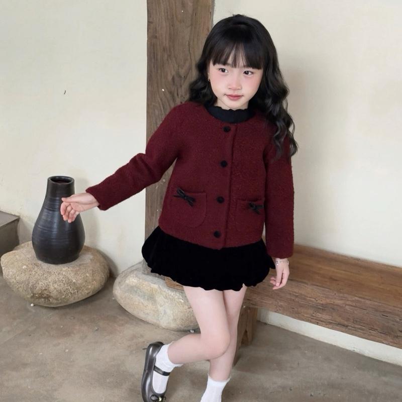  Ong Kis Sét Bộ Áo Dạ Cừu Đỏ Đô Trầm Kèm Chân Váy Dáng Bí Sang Chảnh Dành Cho Bé Gái 10-33kg Chất Liệu Dạ Lông Cừu Lớp Lót Lụa Dày Dặn Thiết Kế 2 Túi Nơ Nổi Bật 