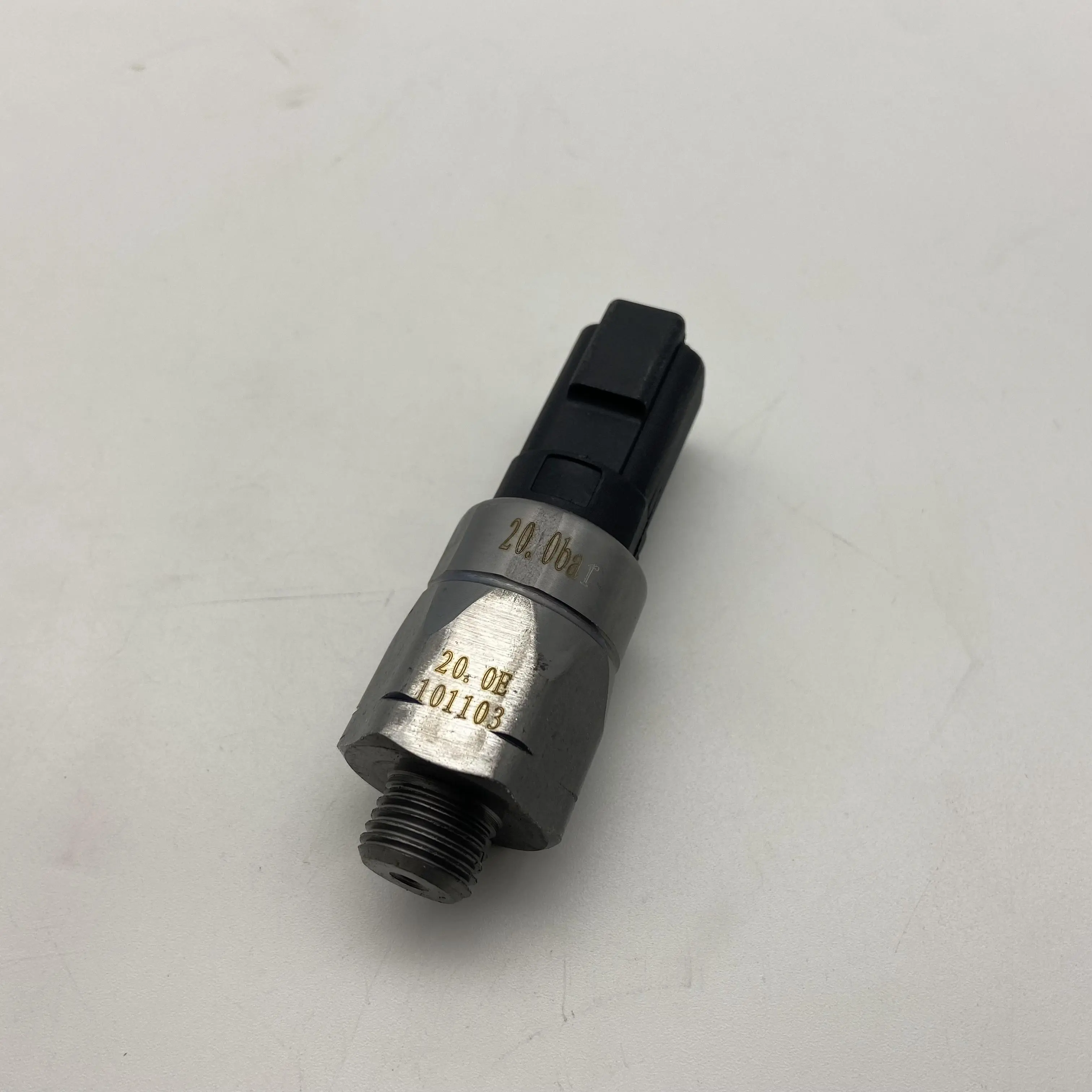 XCMG excavator parts oil pressure sensor XE60 XE150 pressure sensor XE260 XE135 XE200 oil sensor 20bar 101103