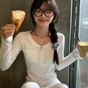 Basic white pocket design, fitted long-sleeved women's T-shirt, suitable as an inner layer T-shirt, V-neck women's autumn slim fit versatile 2025 fashion new style, sexy long-sleeved T-shirt top. 3307 Womenswear Vneck Minimalist Longsleeve