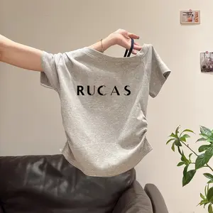 YM&JJ Shop Kaos Oblong Elegan Lengan Pendek Lipit Bahu Miring Motif Huruf Abu-abu untuk Wanita Atasan High-end dengan Suspender Off-Shoulder Sablon Pas Ramping Tops Katun Cewek Baju Nyaman Unik NT56-91937-D