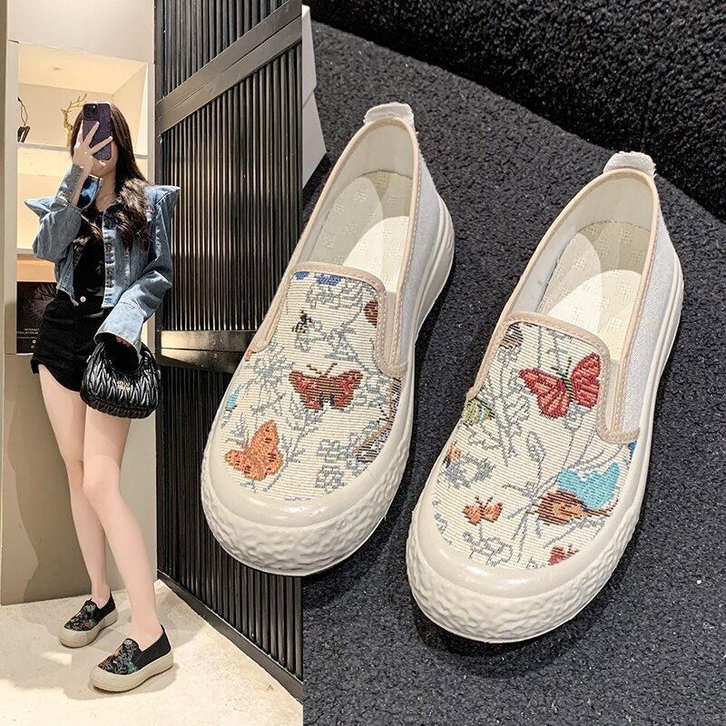 NW059 Sepatu Slip On Wanita Motif Kupu-Kupu 2