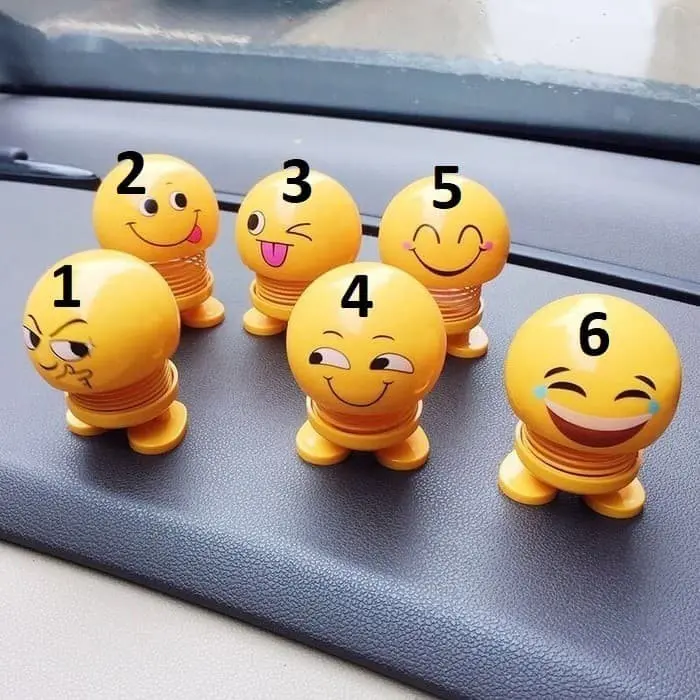 Pajangan dashboard mobil smile goyang kepala boneka emoji