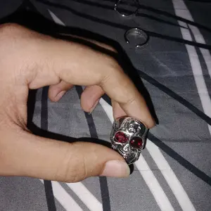 【zhamus】Cincin Bentuk Tengkorak Mode Cincin Batu Bertatahkan Ruby Pria Keren Skull Shape Rings