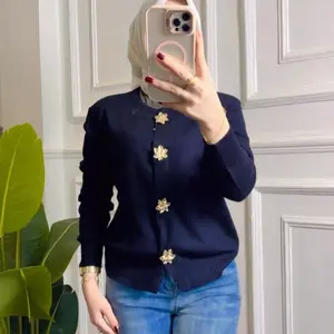 Rajut Kancing Bunga - Jaket Rajut dengan Kancing Bunga Elegan untuk Tampilan yang Menarik