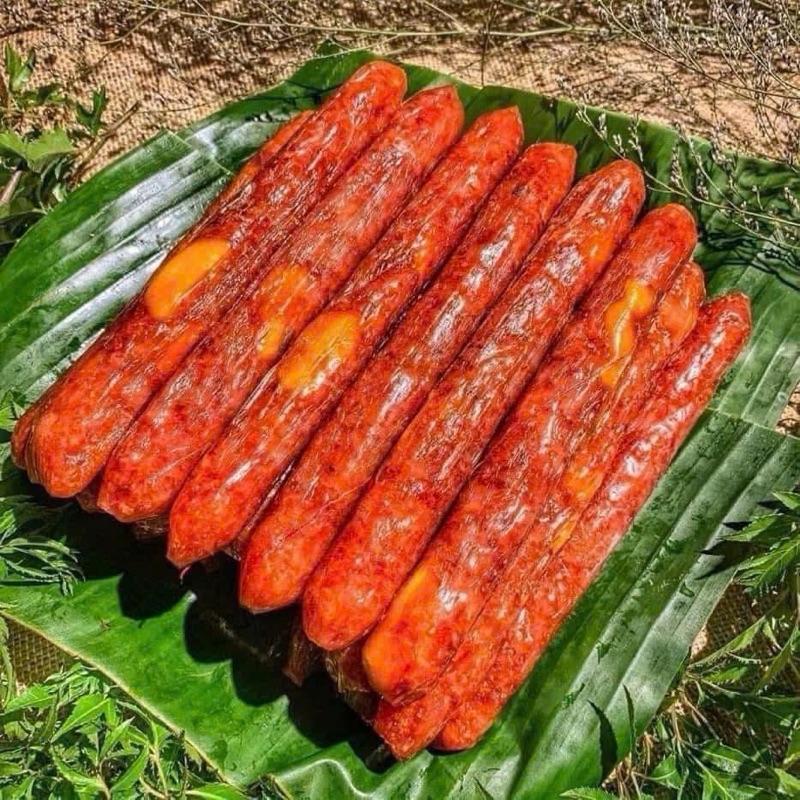  1 kg LẠP XƯỞNG TÔM TRỨNG MUỐI    #195k kg   Ăn nhưc cái lách giá nhà e bao cho mn luôn nha.ko đâu rẻ bằng ạ  Lạp xưởng tôm đã ngon rồi thì nay trở lại với phiên bản mới chất lừ hơn với trung muối !!!! Đặc biệt có trứng muối xắt hạt lựu cuc kì ngon kí 