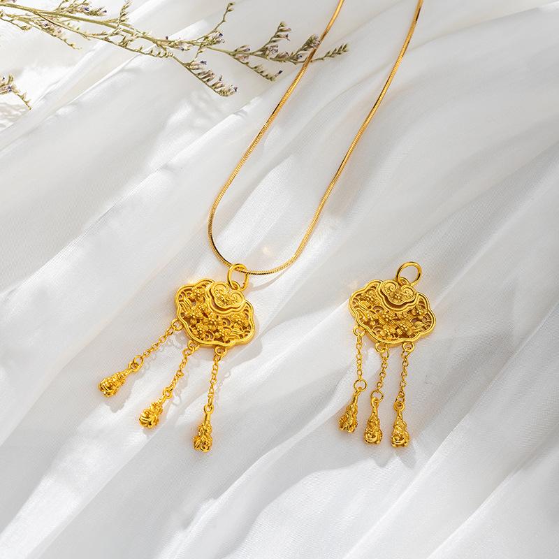 Product Introduction of Chinese style tassel gourd and peace lock necklace.Light luxury, fashionable and high-end jewelry. 7