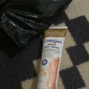 krim kaki pecah dan kering collagen Foot cream Pelembab kaki kering dan pecah Penghalus kaki kasar dan pecah Ultra Pelembab  Tumit Kaki Dan Tangan Kering Cream Tumit Dan Kering Salep Penghilang  Hand Kusam Mencerahkan