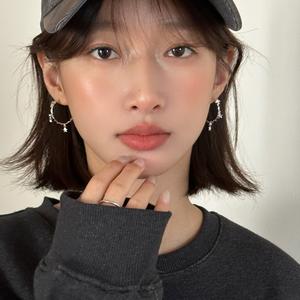 EAR PARTNER-星形の大ぶりイヤリング、個性的なデザインのイヤリング、ハイセンスな女性用イヤリング、甘くもクールなスタイル（eh-3269）