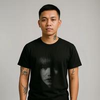 Gambar INKCHANTRESS - LISA BLACKPINK - IC-171 - KAOS HITAM POLOS PREMIUM Cotton Combed 24s Katun Black Minimalist Casual Unisex Fit Lembut Pria Kerah Basic Distro Wanita Baju T-Shirt Band Panjang Keren Tee - Basic, M dari InkChantress Official Kota Surabaya 2 Tokopedia