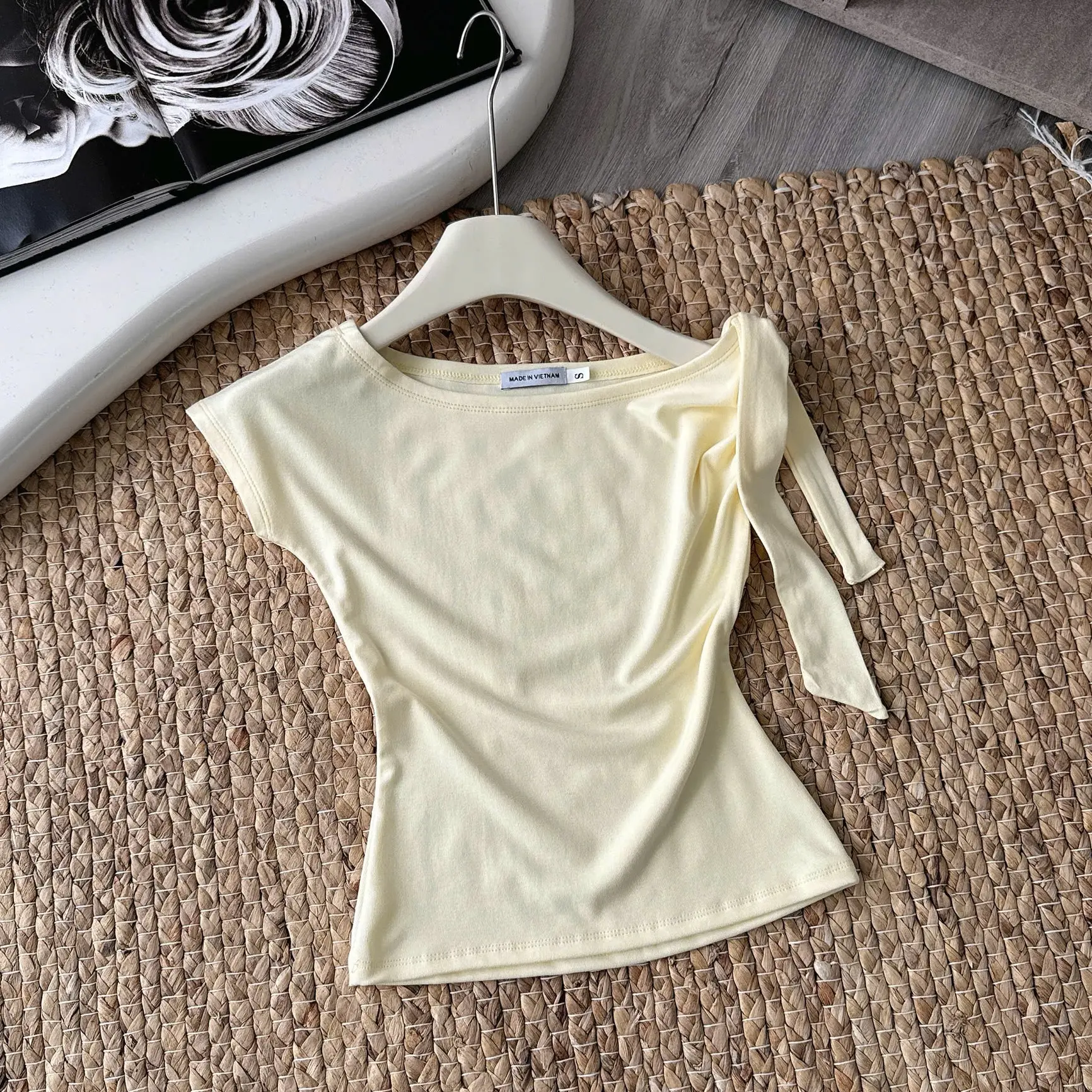 HL13 Áo thun nữ trễ vai chất liệu thun zip ôm body thiết kế thắt nơ vai aophongnu aophongbasic thoitrangnu thoitrangtre outfitnu phongcachhanquoc | BigBuy360 - bigbuy360.vn