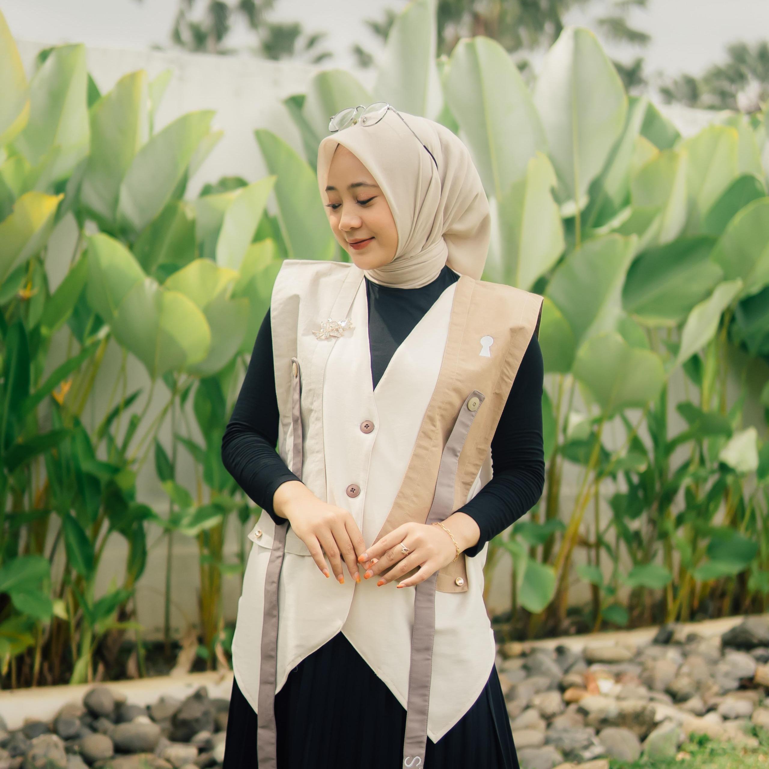 VELORA VEST