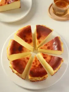 Basque Cheesecake Signature –  Dengan tekstur super lembut, creamy, dan lumer di mulut