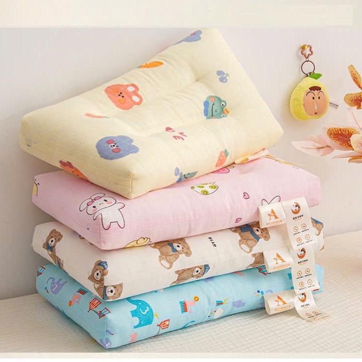  Gối nằm cho bé gối dành cho bé trai bé bé gái 2 tuổi trở lên gối massage ruột bông kháng khuẩn chống xẹp kích thước 35x50 - giao màu ngẫu nhiên 