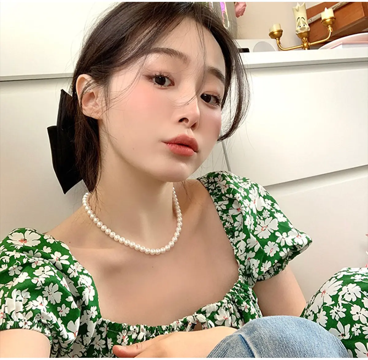 Elegantly blooming with the perfect blend of fashion trends! Delicate imitation pearl necklace, lightweight and luxurious, with a high-end design, glass bead lockbone chain, white round bead decoration, showcasing a fresh summer atmosphere!