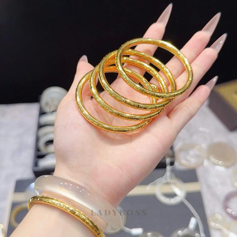 Vòng Tay 4 Li Có Khóa Khắc Họa Tiết Dáng Tròn Bọng Nhiều Size Chất Liệu Đồng Mạ Vàng 24 Bền Màu Lady Boss Accessories