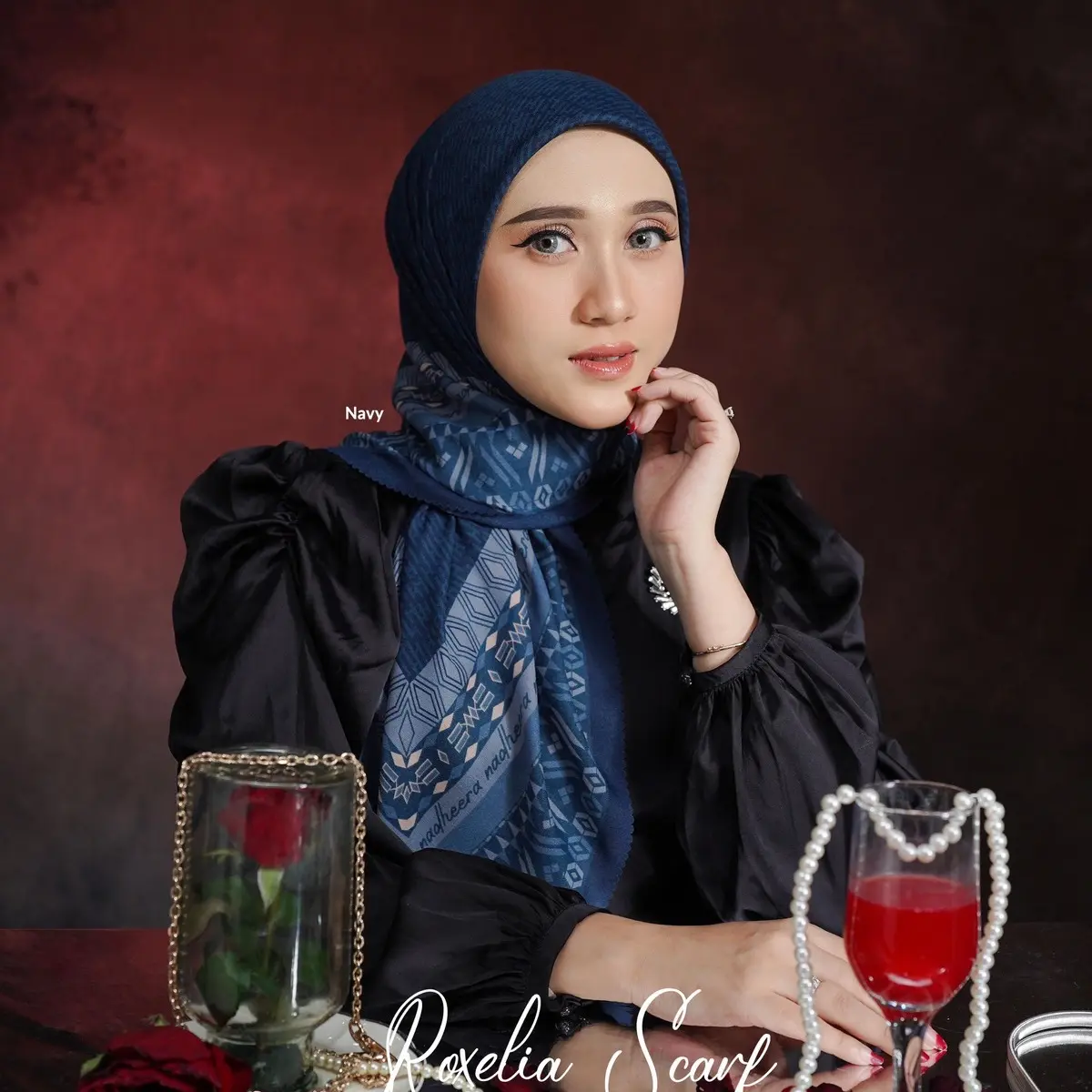 *ROXELIA SCARF*  Bahja Scarf berbahan *_voal belleza premium*_. Scarf premium dengan desain minimalis namun terlihat modis. Desain radasi warna yang manis membuat penampilanmu makin kece parah. Harga yang sungguh membuat kita tersenyum manis