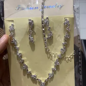 YADORNOS Set Anting Kalung Berlian Imitasi Wanita Anting Kalung Permukaan Halus Sederhana Tahan Lama untuk Hadiah Ulang Tahun Natal Hari Valentine