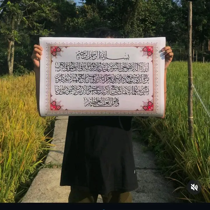 kaligrafi ayat kursi atau surat² lainnya untuk hiasan dinding.
