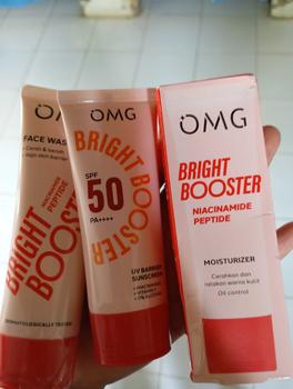 Product Review of OMG Oh My Glow - Bright Booster Glow Kit Paket Perawatan Wajah untuk Kulit Tampak Glowing, Mencerahkan, Tampak Sehat, Menjaga Skin Barrier, Mengandung Niacinamide , Peptide, Vitamin C - Sabun Pembersih Wajah, Moisturizer, Sunscreen from N** f**a 0