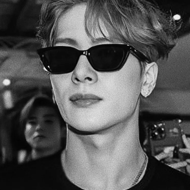 2024 New Hot Vintage Fashion Sunglasses For Women Cat Eye Frame Luxury Shades Pink Sun Glasses Photograph Sun Eyewear UV400