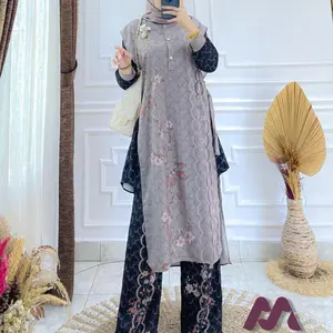 Baju Muslimah Elegan dengan Desain Bunga dan Motif Unik untuk Tampilan yang Menarik Wanita