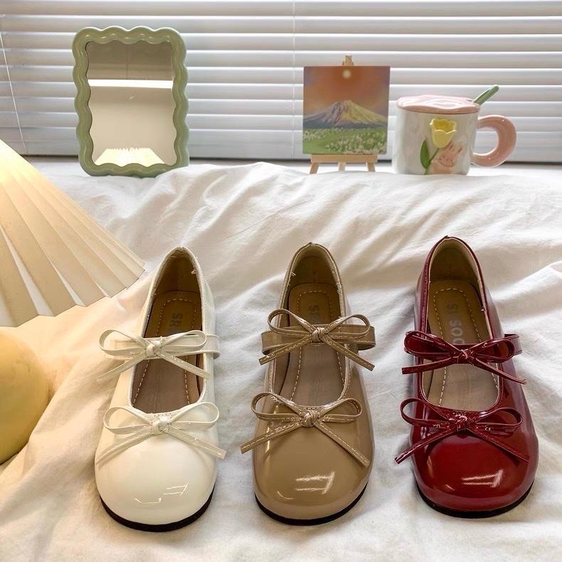 FORM TO CHÂN GÀY MỎNG LÙI 1SZ Giày lolita nữ đế thấp da bóng gắn 2 nơ thời trang