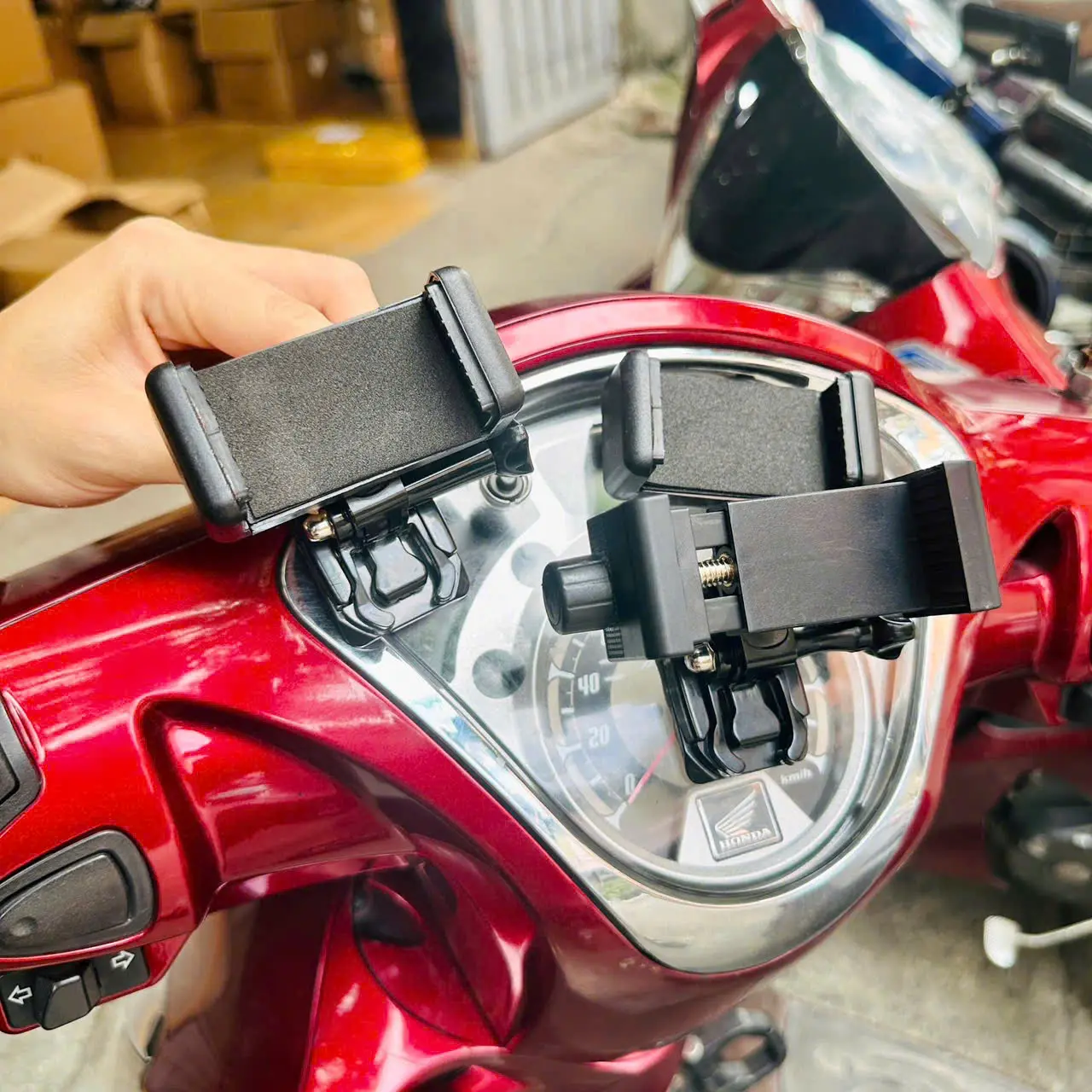 Giá đỡ, kẹp điện thoại Dán Lên Mặt Đồng Hồ Xe Máy, Có Đế Cài Dễ Tháo Lắp (Kèm Miếng Dán 2 mặt Siêu Dính)