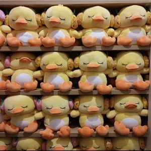 MINISO Boneka Bebek Kecil Duck EARPHONE mengenakan earphone Boneka Lucu, lembut dan halus, dengan bahan yang nyaman, ukurannya sepuluh inci Boneka