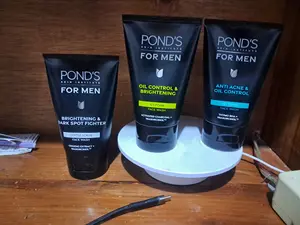 POND'S MEN 100 ML Sabun Pria untuk Kontrol Minyak & Pencerahan Wajah dengan Activated Charcoal & Mandoceol - Soap Cuci