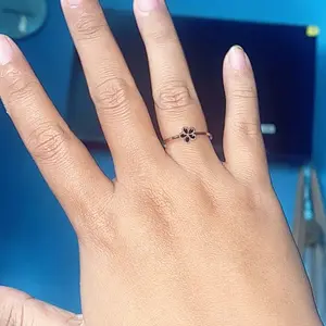 MEET Aksesoris Cincin Bunga Aster Titanium Anti Karat Gaya Korea Cincin Pasangan Hadiah Bunga Hitam Putih Tidak Layu Ukuran 5-10 Wanita Rings Elegan Emas