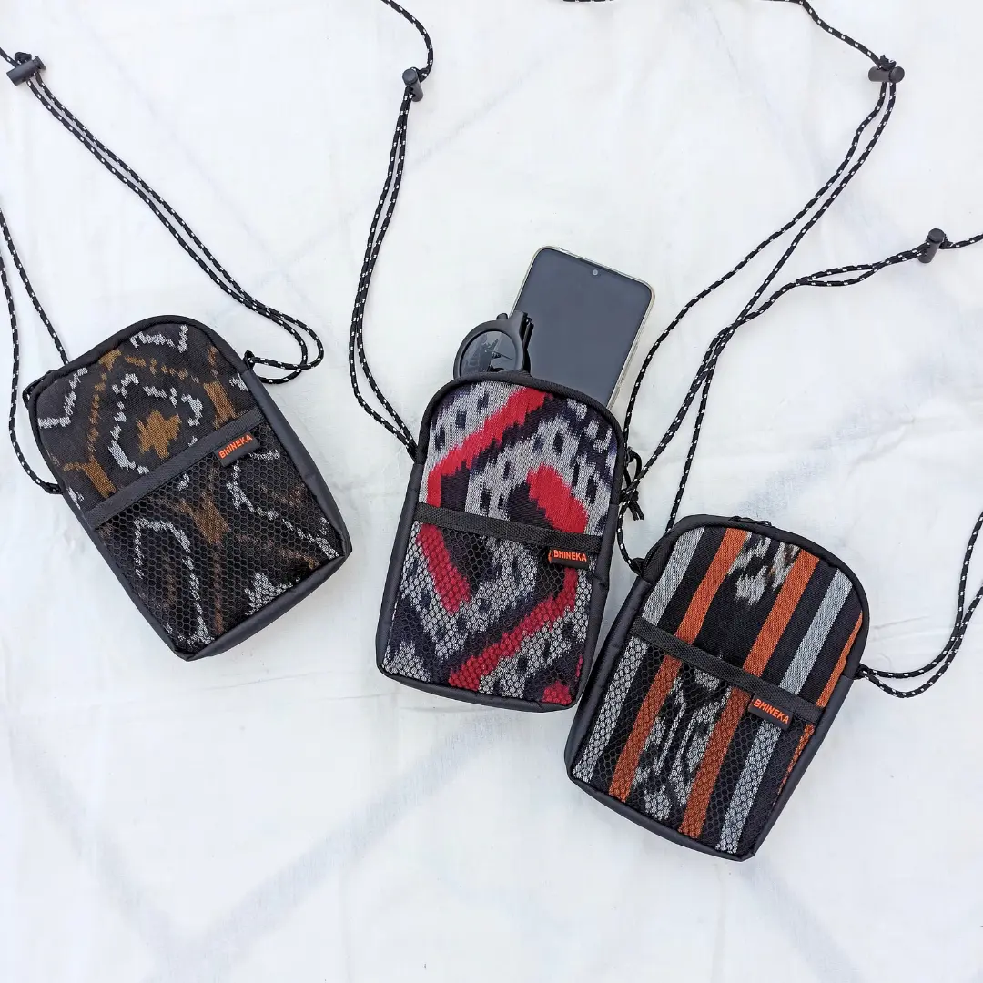 Tas Selempang Wanita Bhineka.etc Tenun Etnik HP Hitam