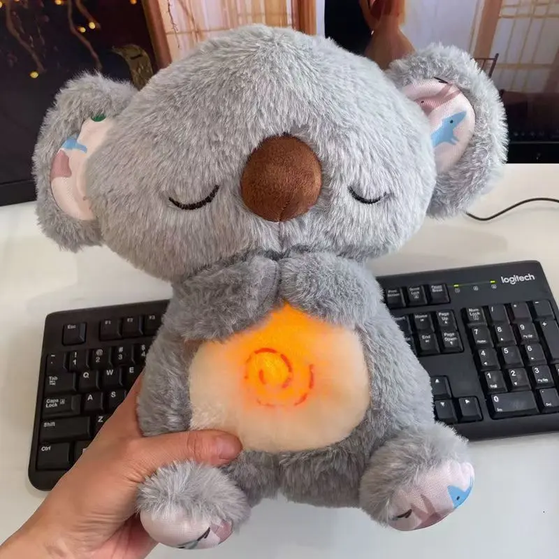 gấu koala nhịp thở Đồ Chơi Nhồi Bông, Có Hiệu Ứng Ánh Sáng Thở, Có Nhạc, Quà Tặng Ôm Ngủ Dễ Thương, Thích Hợp Cho Trẻ Sơ Sinh, Cặp Đôi Và Bạn Bè, Quà Tặng 1