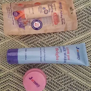 JUNNY - Skin Tint Perfecting Flawless 30gr, Natural tone-up daycream, Glow Drop, UV-filter, sunscreen moist | B3 Niacinamide + calming, centella asitica + arbutin | Mencerahkan, tidak menyumbat pori, Cocok Semua Jenis Kulit