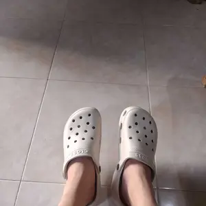 【Telah Diperbarui Sepenuhnya】Sandal Closs Wanita Pria Baim Bahan EVA Upper Dilapisi Busa Sol  Quality Premium ShoesSandal  Unisex Couple (Bisa DIY Pin Sandal)Empuk Anti Slip Sepatu Sandal Viral Kekinian