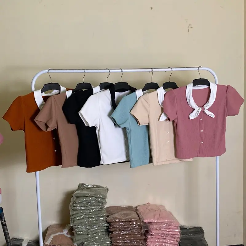 Atasan Wanita Baju Kaos Santai Casual Madie top leher dasi putih kancing bulat variasi lembut halus tekstur unik pendek Crop  Nyaman Fit Kain Kerah