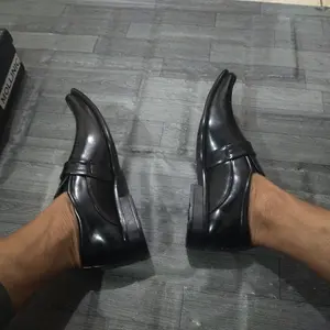 MOLLINIC Sepatu Pantofel Formal Jacob SJ233 Hitam Glossy Elegan Ujung Lancip Pointy Toe Slip-On Size 39-44 Anti Slip Comfortable untuk Kerja dan Acara Formal